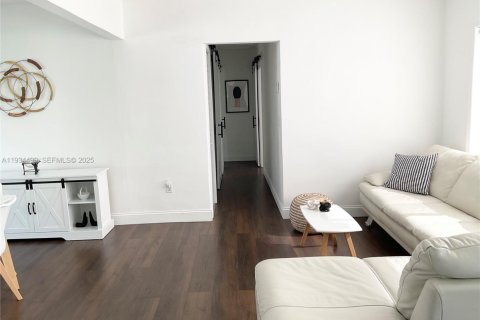 House in Miami, Florida 3 bedrooms, 98.38 sq.m. № 2035591 - photo 6