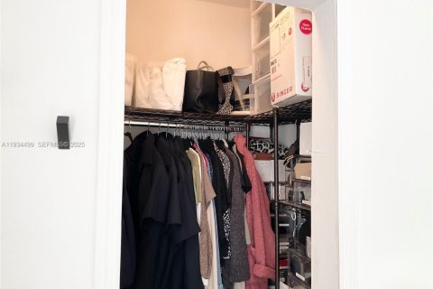 House in Miami, Florida 3 bedrooms, 98.38 sq.m. № 2035591 - photo 23