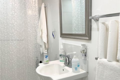 House in Miami, Florida 3 bedrooms, 98.38 sq.m. № 2035591 - photo 12