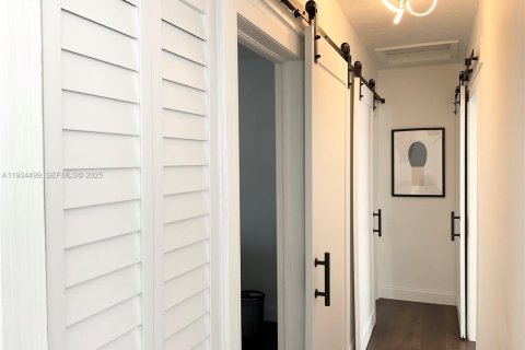 House in Miami, Florida 3 bedrooms, 98.38 sq.m. № 2035591 - photo 17