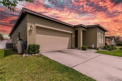 House in Haines City, Florida 3 bedrooms, 167.41 sq.m. № 2220591 - photo 2