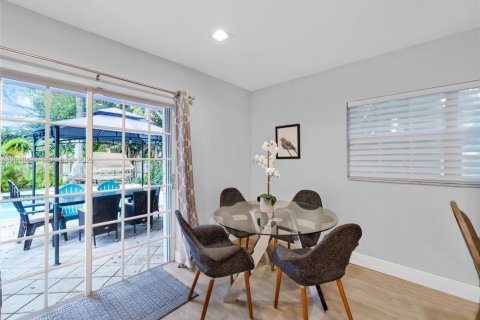 House in North Bay Village, Florida 4 bedrooms, 201.97 sq.m. № 2185221 - photo 7