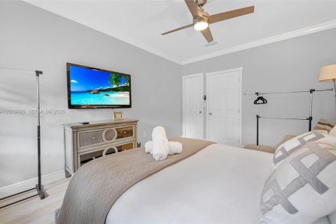 House in North Bay Village, Florida 4 bedrooms, 201.97 sq.m. № 2185221 - photo 16