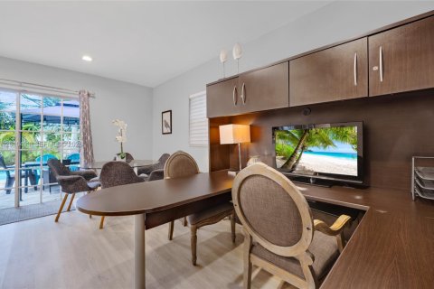 House in North Bay Village, Florida 4 bedrooms, 201.97 sq.m. № 2185221 - photo 14