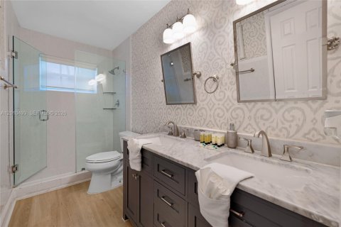 House in North Bay Village, Florida 4 bedrooms, 201.97 sq.m. № 2185221 - photo 29
