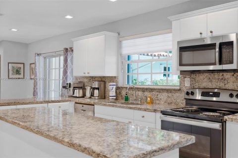 House in North Bay Village, Florida 4 bedrooms, 201.97 sq.m. № 2185221 - photo 5