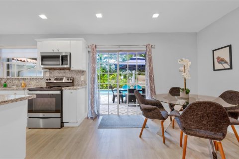 House in North Bay Village, Florida 4 bedrooms, 201.97 sq.m. № 2185221 - photo 4