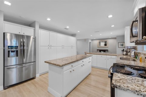 House in North Bay Village, Florida 4 bedrooms, 201.97 sq.m. № 2185221 - photo 6
