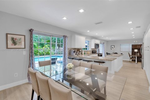 House in North Bay Village, Florida 4 bedrooms, 201.97 sq.m. № 2185221 - photo 19