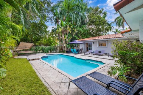 House in North Bay Village, Florida 4 bedrooms, 201.97 sq.m. № 2185221 - photo 3