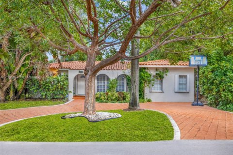 House in North Bay Village, Florida 4 bedrooms, 201.97 sq.m. № 2185221