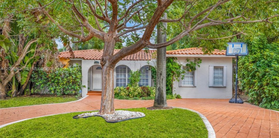 House in North Bay Village, Florida 4 bedrooms, 201.97 sq.m. № 2185221