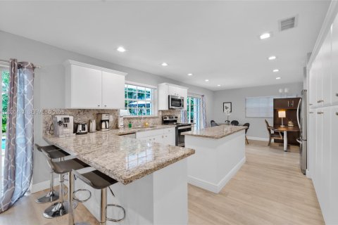 House in North Bay Village, Florida 4 bedrooms, 201.97 sq.m. № 2185221 - photo 11