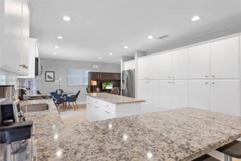 House in North Bay Village, Florida 4 bedrooms, 201.97 sq.m. № 2185221 - photo 13