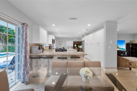 House in North Bay Village, Florida 4 bedrooms, 201.97 sq.m. № 2185221 - photo 10