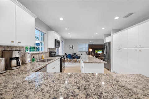 House in North Bay Village, Florida 4 bedrooms, 201.97 sq.m. № 2185221 - photo 12