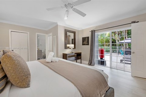 House in North Bay Village, Florida 4 bedrooms, 201.97 sq.m. № 2185221 - photo 23