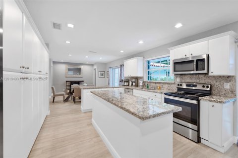 House in North Bay Village, Florida 4 bedrooms, 201.97 sq.m. № 2185221 - photo 8