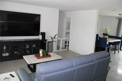 Casa en venta en Miami, Florida, 3 dormitorios, 122.91 m2 № 1836352 - foto 9