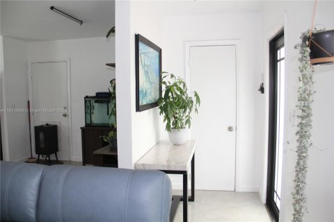Casa en venta en Miami, Florida, 3 dormitorios, 122.91 m2 № 1836352 - foto 5
