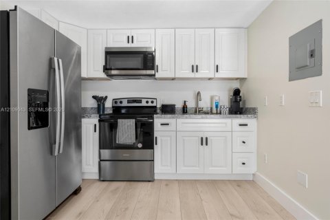 Villa ou maison à louer à Fort Lauderdale, Floride: 1 chambre, 151.99 m2 № 2423023 - photo 2