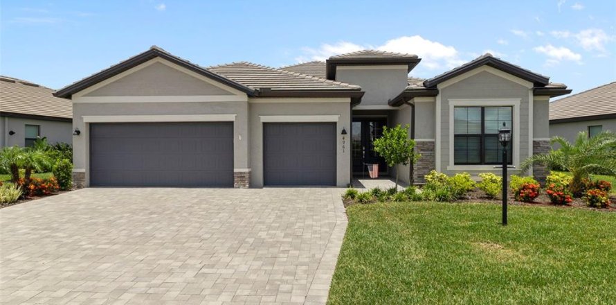 House in Bradenton, Florida 3 bedrooms, 226.59 sq.m. № 1827835
