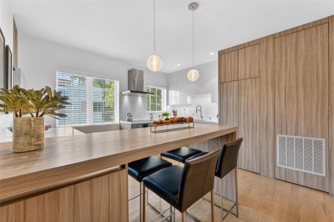 Condo in Miami Beach, Florida, 1 bedroom  № 2065173 - photo 17