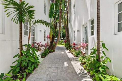 Condo in Miami Beach, Florida, 1 bedroom  № 2065173 - photo 25
