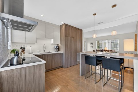 Condo in Miami Beach, Florida, 1 bedroom  № 2065173 - photo 2