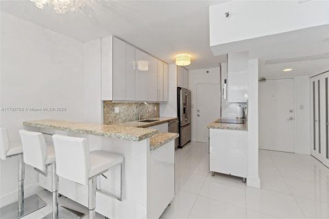 Condo in Miami Beach, Florida, 2 bedrooms  № 1860908 - photo 6