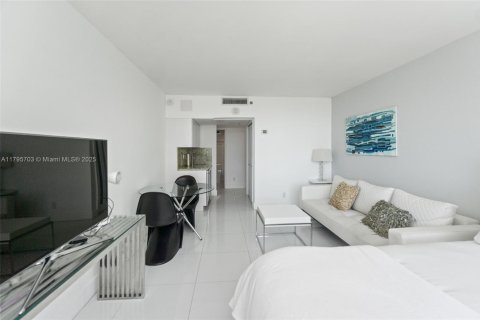 Condo in Miami Beach, Florida, 2 bedrooms  № 1860908 - photo 16