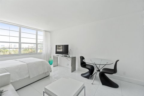 Condo in Miami Beach, Florida, 2 bedrooms  № 1860908 - photo 14