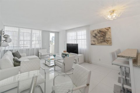 Condo in Miami Beach, Florida, 2 bedrooms  № 1860908 - photo 1