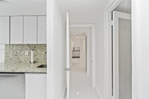 Condo in Miami Beach, Florida, 2 bedrooms  № 1860908 - photo 9