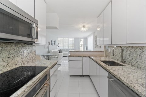 Condo in Miami Beach, Florida, 2 bedrooms  № 1860908 - photo 8