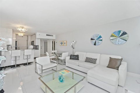 Condo in Miami Beach, Florida, 2 bedrooms  № 1860908 - photo 2