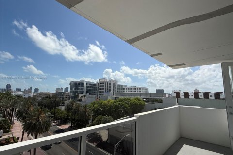 Condo in Miami Beach, Florida, 2 bedrooms  № 1860908 - photo 20