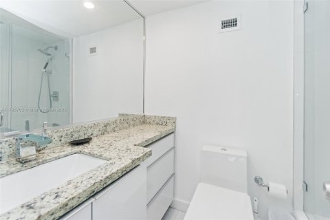Condo in Miami Beach, Florida, 2 bedrooms  № 1860908 - photo 11