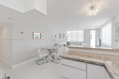 Condo in Miami Beach, Florida, 2 bedrooms  № 1860908 - photo 7