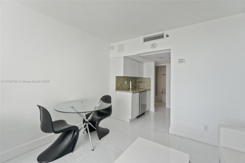 Condo in Miami Beach, Florida, 2 bedrooms  № 1860908 - photo 15
