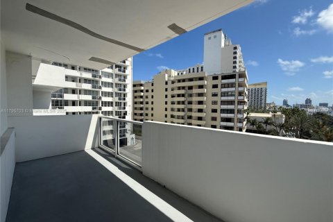 Condo in Miami Beach, Florida, 2 bedrooms  № 1860908 - photo 21