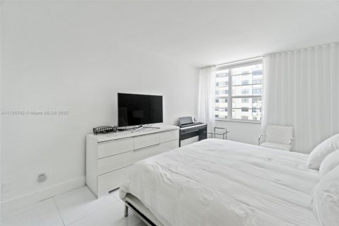 Condo in Miami Beach, Florida, 2 bedrooms  № 1860908 - photo 18