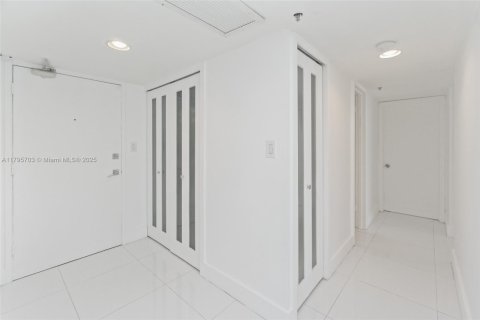 Condo in Miami Beach, Florida, 2 bedrooms  № 1860908 - photo 10