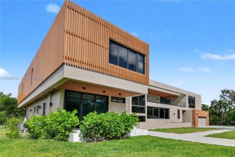 Villa ou maison à vendre à Pinecrest, Floride: 6 chambres, 686.36 m2 № 2253534 - photo 2