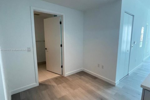 Condo in Miami, Florida, 1 bedroom  № 1833731 - photo 5