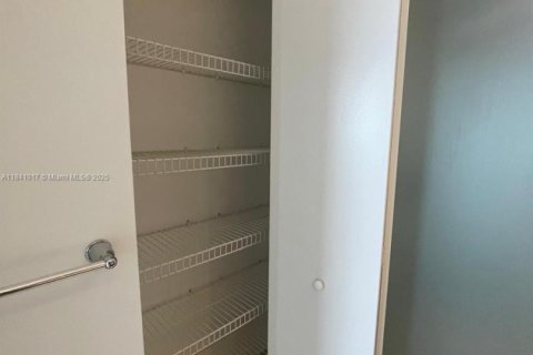 Condo in Miami, Florida, 1 bedroom  № 1833731 - photo 11