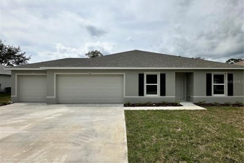 House in Palm Coast, Florida 4 bedrooms, 167.78 sq.m. № 1536679 - photo 1