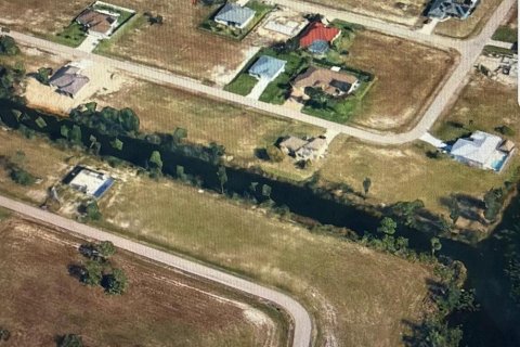 Terrain à Cape Coral, Floride № 2103426