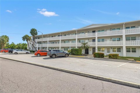 Condo in Saint Petersburg, Florida, 1 bedroom  № 1866238 - photo 1