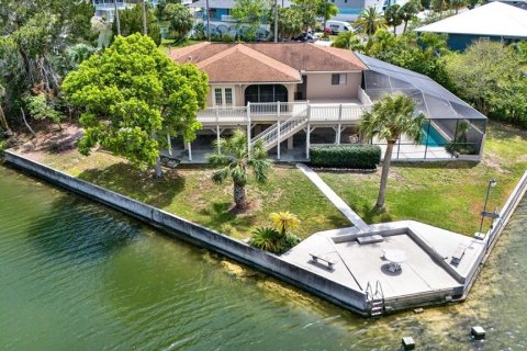 House in Hernando Beach, Florida 3 bedrooms, 162.39 sq.m. № 1618064 - photo 1